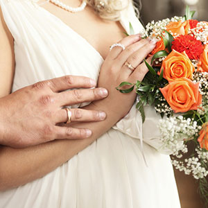 妊娠中の婚約・結婚指輪の購入はサイズ選びを慎重に。QDMならご購入後の変更も可能です。