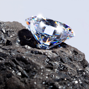 婚約指輪のダイヤモンドが汚れている……輝きを取り戻すケア方法